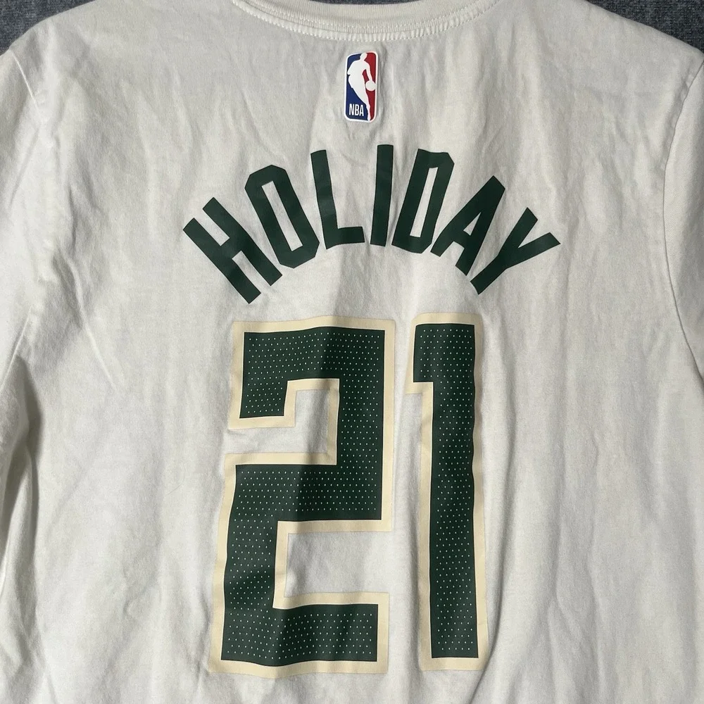 The Nike Tee NBA Bucks Shirt Holiday 21 Boys Medium White Cotton Crew Neck (READ